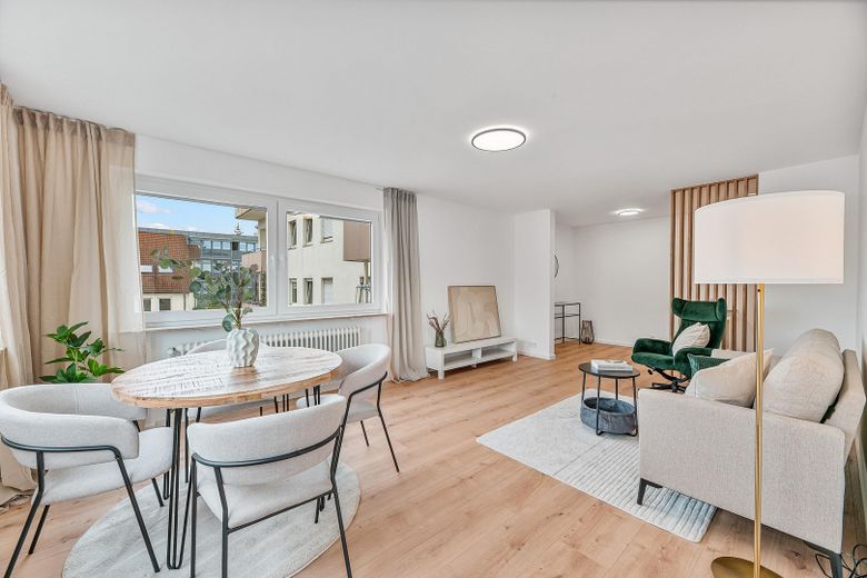 Appartement de 3 pièces moderne, élégamment rénové, avec deux balcons & parking souterrain près de la vieille ville de Leonberg – Wohnzimmer