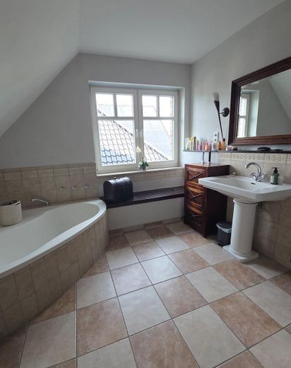 Senza provvigione da privato: elegante casa unifamiliare in stile Sylt a Laer (Münsterland) – Badezimmer Ansicht Badewanne