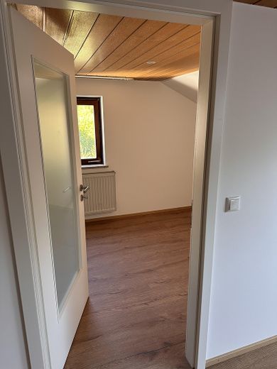 appartamento mansardato ristrutturato di 2 locali in zona tranquilla – Schlafzimmer