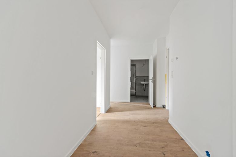 Kernsanierte 2-Raumwohnung direkt am Rosarium!
Fahrstuhl, Balkon und Fußbodenheizung!!!! – Flur