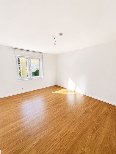 Sans commission et fraîchement rénové - appartement de 4 pièces en centre-ville ! – Zimmer 1