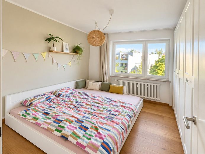 Da privato - Luminoso e tranquillo appartamento trilocale modernizzato + balcone, 2 bagni e vista sul verde – Schlafzimmer 1