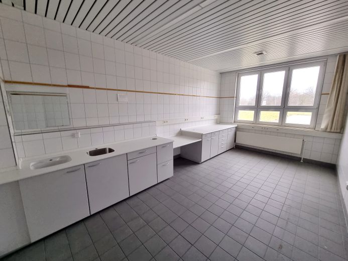 1.9 ha Bauland + Gewerbeobjekte + für Solar , Lager ab 99.000 Euro – Krankenhaus_Behandlungsraum_1