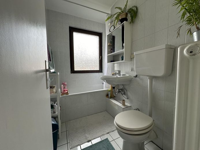 Centralne mieszkanie 2-pokojowe w frankfurckim Ostend z balkonem i EBK – Foto 12