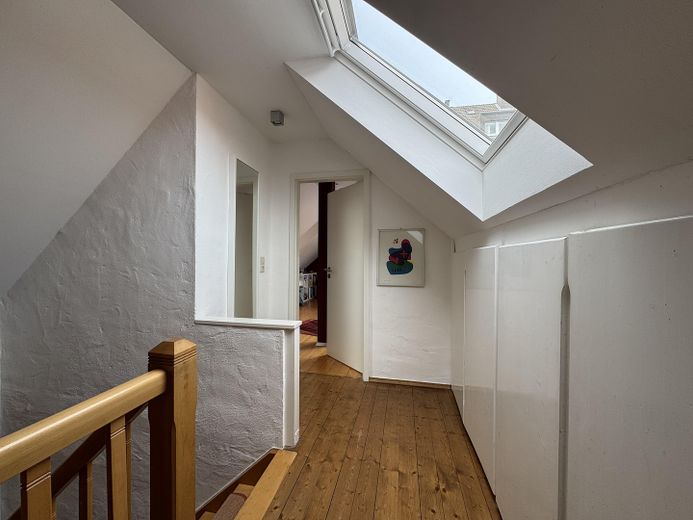 Ehrenfeld-Bickendorf: Wunderschönes Landhaus mit Hof und großem Garten, ökologisch saniert – Diele oben mit Holztreppe