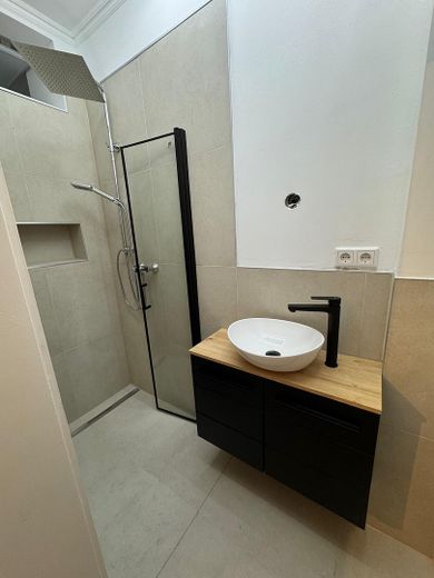 Hochwertig sanierte 4-Zimmer-Altbauwohnung mit EBK und Balkon in Bestlage des Johannesviertels – Duschbad