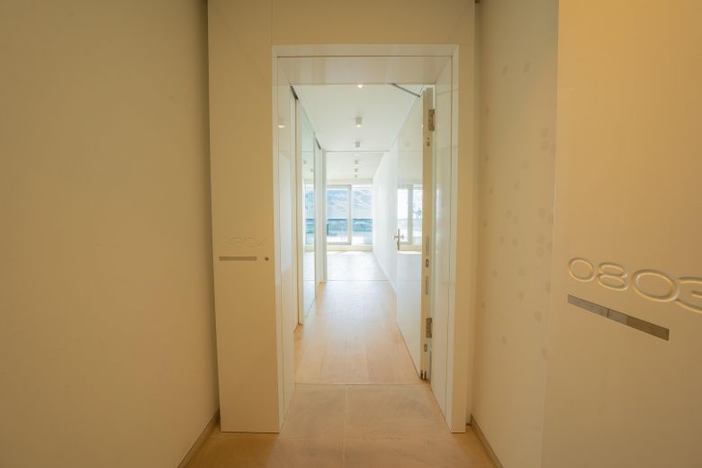 Designwohnung im Marco Polo Tower – mit Blick auf das Wendebecken des Hafens – Wohnungseingang mit Elbblick