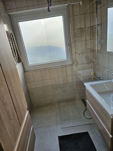 Mehrfamilienhaus mit großem Grundstück – Bad EG