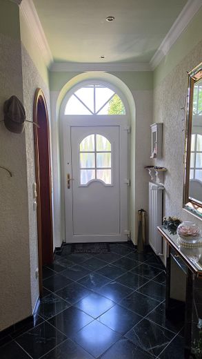 Provisionsfreies, schönes Haus mit Hauptwohnung + 2 Einliegerwohnungen. Mit schönem Garten – Flur 2