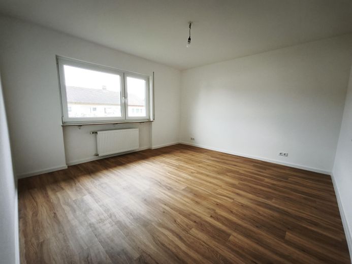 Bezugsfrei: sanierte, helle 3-Zimmer mit großem Balkon, Einbauküche inkl. Garage – Schlafzimmer 