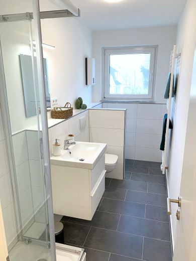 Wohnen auf Zeit: Kernsanierte 2,5-Zimmer-Wohnung mit Südwest-Balkon in Rahlstedt – Badezimmer