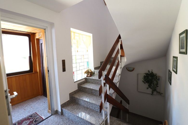 Modernisiertes Ein-/Zweifamilienhaus mit Fernwärmeanschluss in ruhiger Sackgassenlage – Hausflur