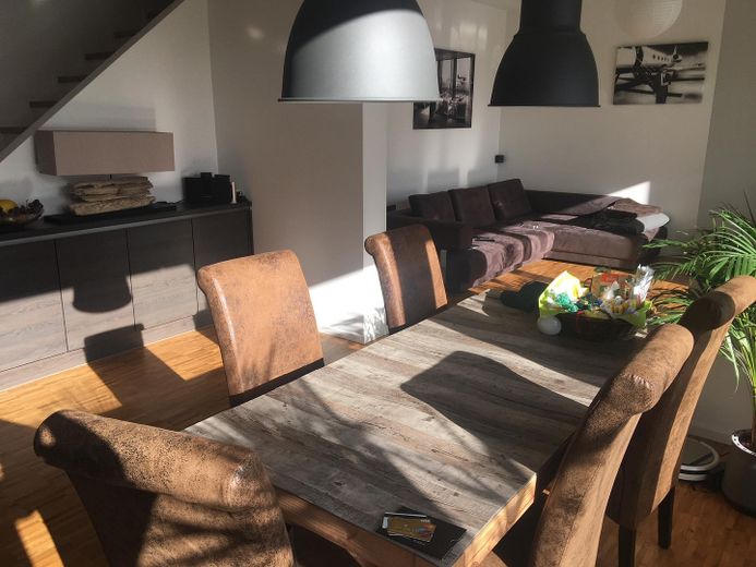 Helle, moderne City Maisonette Wohnung am Kanal – Wohnzimmer