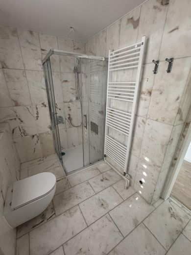 Erstbezug nach Sanierung: 2-Zimmer-Wohnung mit großem Balkon & Gartenblick in Duisburg-Rahm! – Duschbad