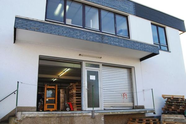 Gewerbeobjekt: Produktions- u. Lagerfläche m. Büros, Rampe, Parkplätzen!