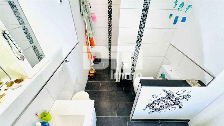 Teilsaniertes  EFH in zentraler Lage mit 2 Garagen – EG Badezimmer / Dusche ebenerdig