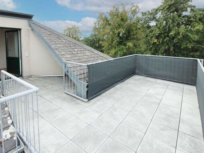 Libero & ristrutturato appartamento di 3,5 locali con terrazza sul tetto, cucina componibile, bagni con luce naturale e posto auto – Foto 1