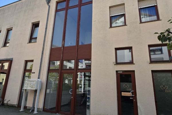 ! NOUVEAU Sans commission !! Vente encore possible en 2024 !! Local commercial attractif pour investisseur ou utilisateur personnel dans le centre Parthe neuf très prisé de Leipzig-Nord, Taucha !!