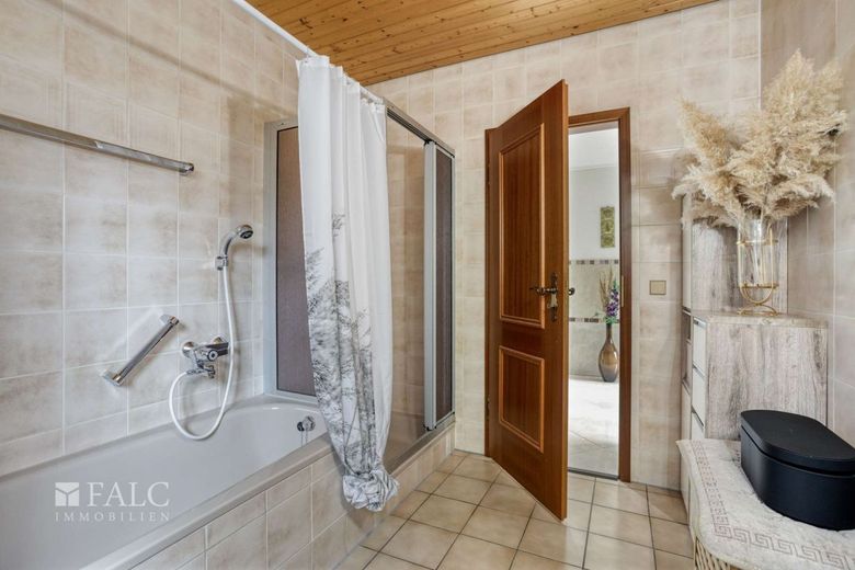 Ein Zuhause mit Zukunft - Familientraum mit Pool in Bergisch Gladbach-Hebborn – Bad EG