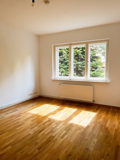Berlin-Köpenick | 299.000 € | Denkmal-ETW, 2,5 Zimmer, saniert, vermietet, inkl. Garage – Zimmer 1