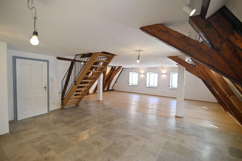 Stilvoll modernisiert: 4-Zimmer-Dachgeschosswohnung in Freising mit Dachterrasse – Wohnen
