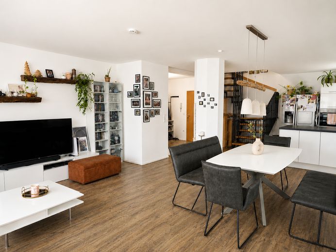 145m² Hausgefühl auf zwei Ebenen- 3 Schlafzimmer, 2 Bäder und 2 TG Stellplätze – Blick Richtung Eingang
