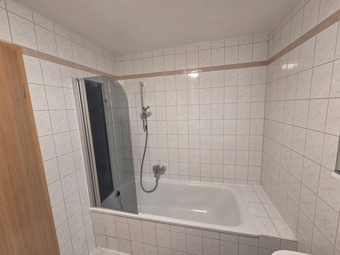 Contwig 2 Zimmer inkl. Küchenzeile und Badezimmer – Badewanne