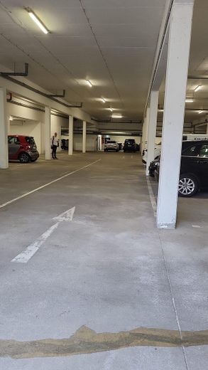 Provisionsfrei: Lichtdurchflutete DG-Wohnung mit 16 m² Dachterrasse, Aufzug & TG-Stellplatz – Tiefgarage
