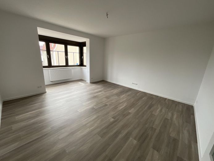 Schöne 2-Raumwohnung zentr. Lage in Bad Lauchstädt – Wohnzimmer mit Erker