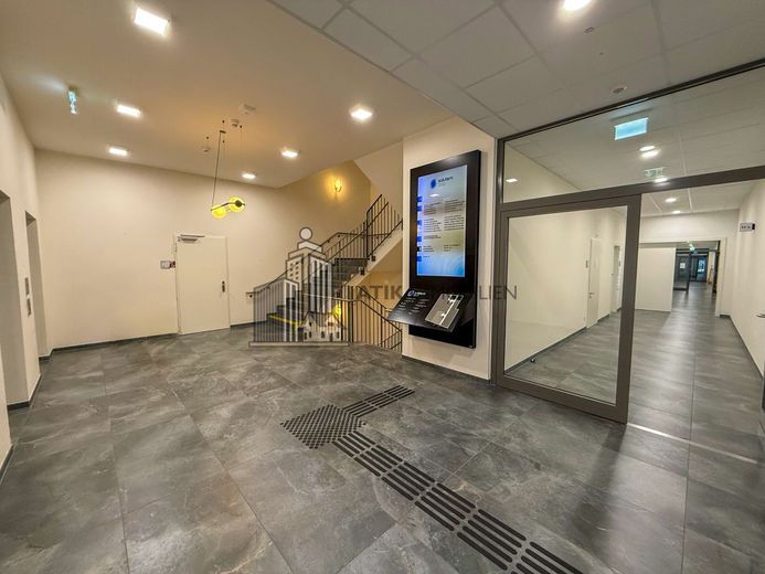 ATIK: Penthouse Provisionsfrei - exklusiv und modern im Ärzte- und Gesundheitszentrum Salutem Bahnst – Repräsentativer Eingangsbereich mit Mietertafeln