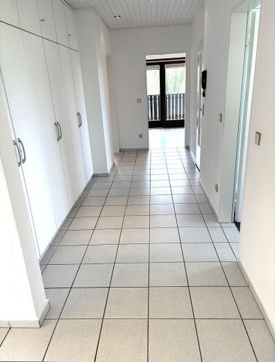 Exklusives Wohnen mit Garten, Neubezug n.Renovierung mit 2 großzügigen Balkonen – Heller Flur m. Einbauschränken
