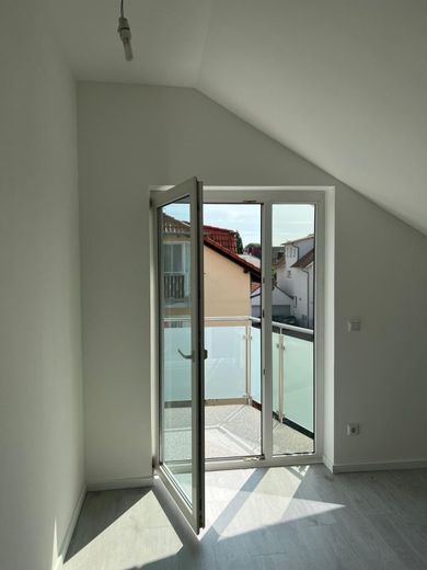 Moderne 3-Zimmer-Dachgeschosswohnung mit Balkon, Loggia &amp; Einbauküche in Karben in Karben-Burg-Gräfenrode – dachgeschoss_1