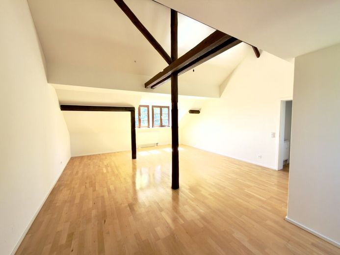 Stilvolles Dachgeschoss-Apartment in historischer Hofanlage von
Köln-Zündorf – Einblicke in den Wohnbereich