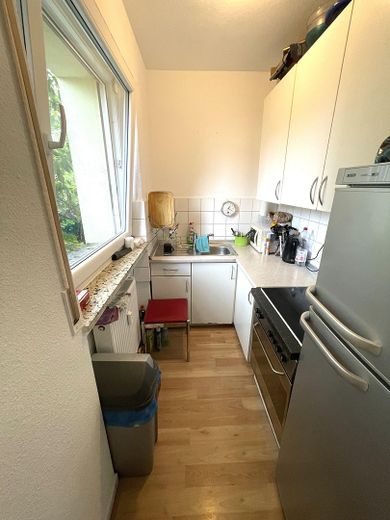 Küche mit großem Fenster