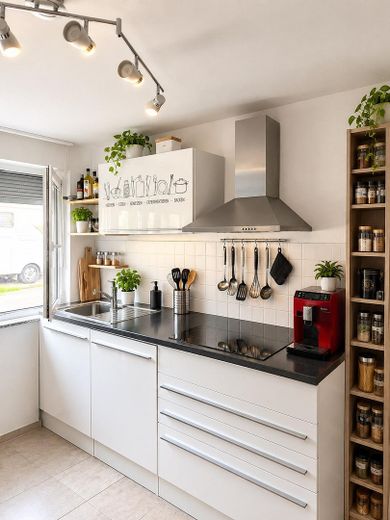 Bel appartement de 3 pièces au rez-de-chaussée avec cuisine équipée, cave et place de parking à KÜN-Nagelsberg – Küche