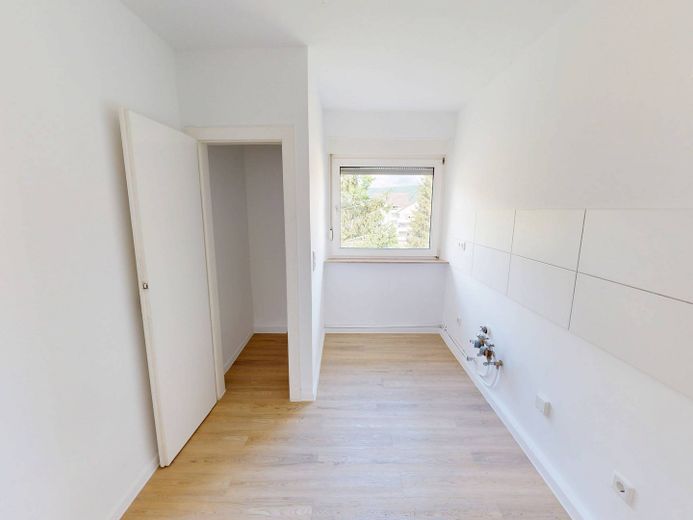 Uw vakantiegeld – 2 netto koude huren cadeau! Groot 3-kamerappartement met BALKON en op loopafstand van de Main-oever – Ansicht I: Küche