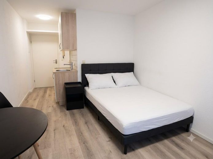 Modern möblierte 1-Zimmer-Wohnung in Erlangen – Einbauküche & modernes Bad – Schlafbereich