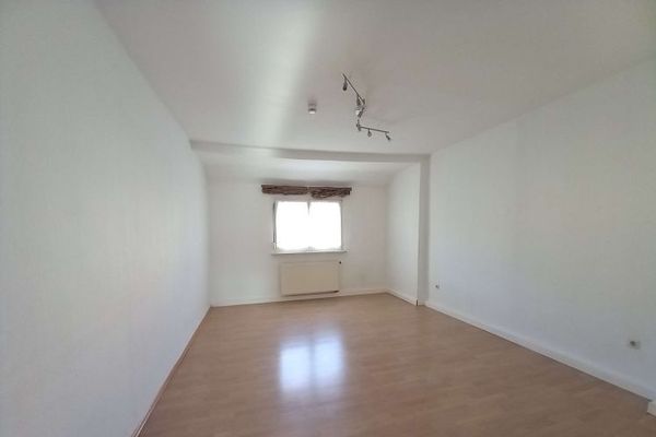 52173 - Bright attic apartment with fitted kitchen