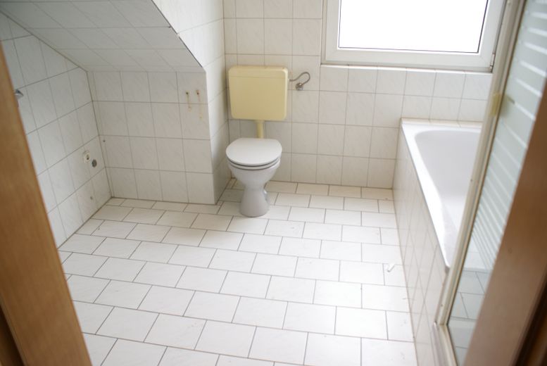 Dortmund-Kirchlinde’de güney balkonlu güzel, yenilenmiş 2 odalı daire 1.11.26 tarihinden itibaren kiralık – Badezimmer mit Fenster
