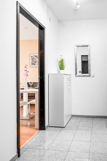 6% Rendite Starke 1-Zimmer-Wohnung in bester Nürnberger Innenstadtlage – Flur