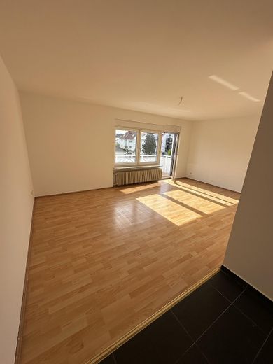 Luminoso appartamento ristrutturato di 1 stanza, libero e in posizione eccellente, con balcone e posto auto – Wohnbereich