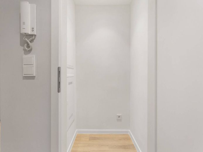 Vollständig renovierte 3-Zi.-Erdgeschosswohnung mit moderner Einbauküche! – Abstellraum