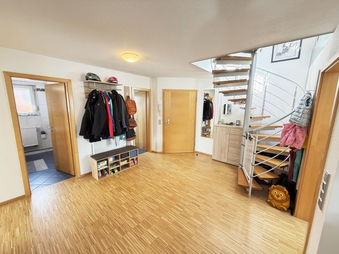 Maisonette mit Weitblick – 2 Balkone, Studio & Tiefgarage am ruhigen Ortsrand (provisionsfrei) – Flur / Diele - Eingang
