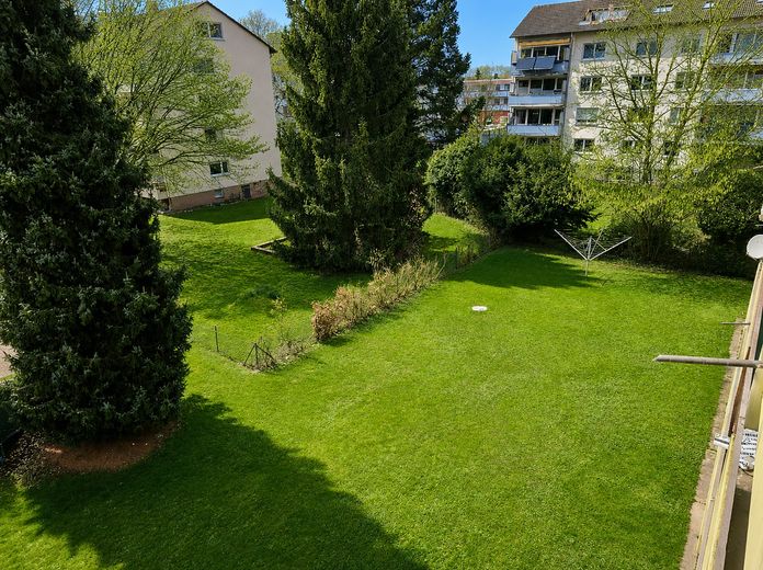 Ein Traum: Helle 3-Zimmer-Wohnung mit großem Balkon, Einbauküche und Garage – Rasen außen