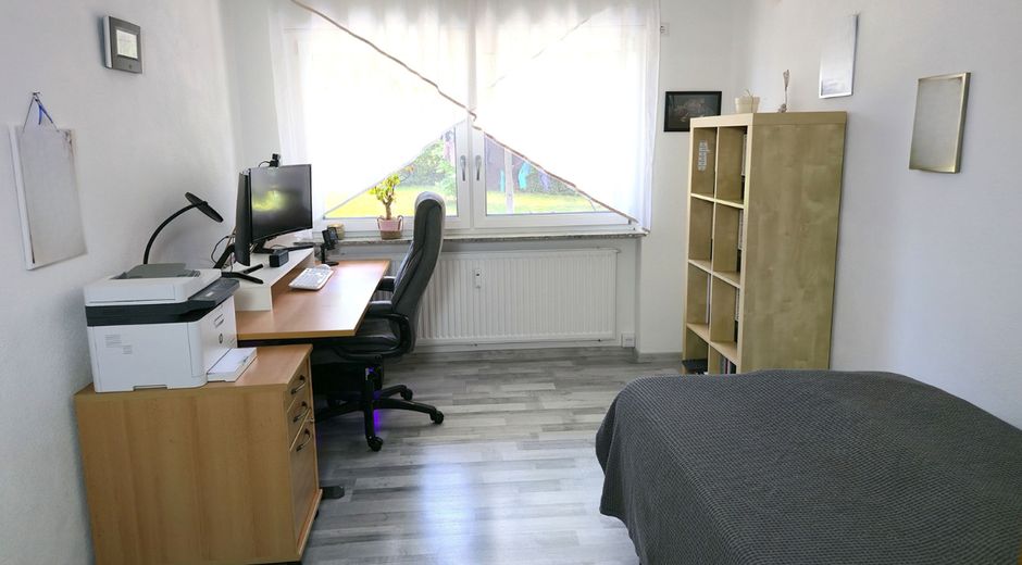 Zmodernizowany dom dwurodzinny z działką o powierzchni 1.219 m² · Klasa energetyczna A – EG Kinderzimmer