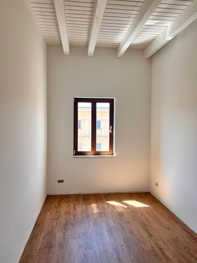 ¡Primera ocupación tras reforma! Moderna vivienda de 2 estancias con balcón y cocina equipada en el centro sur – Schlafzimmer Dachgeschoss