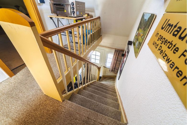 Charmante Doppelhaushälfte mit großem Grundstück und vielseitigem Entwicklungspotenzial – Treppe zum Obergeschoss