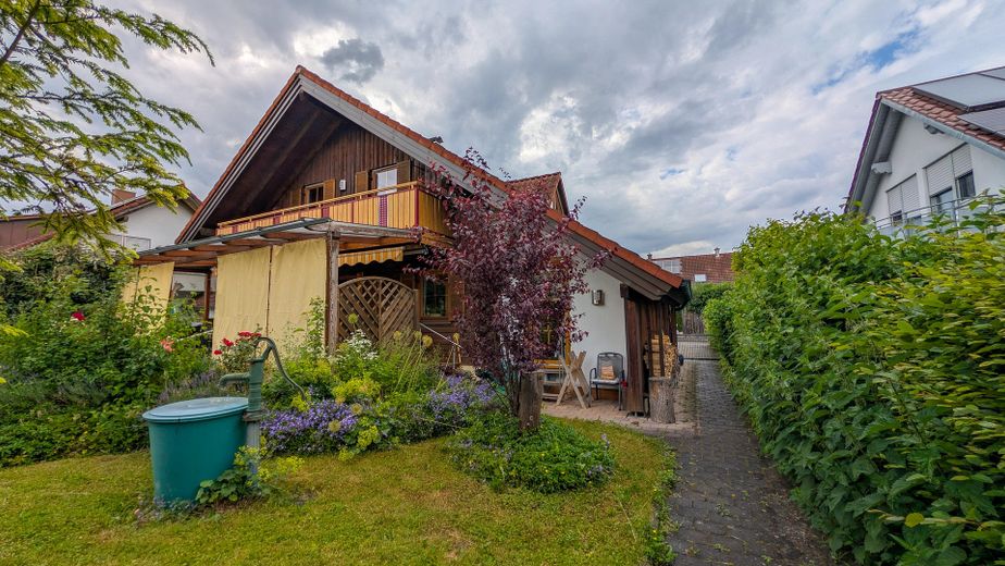 Ruhige Lage, charmantes Einfamilienhaus in kanadischer Rot-Zeder-Bauweise mit großem Garten – Foto 14