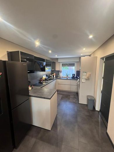 Modernisiertes Reihenendhaus in Toplage Cronenberg – Küche 1