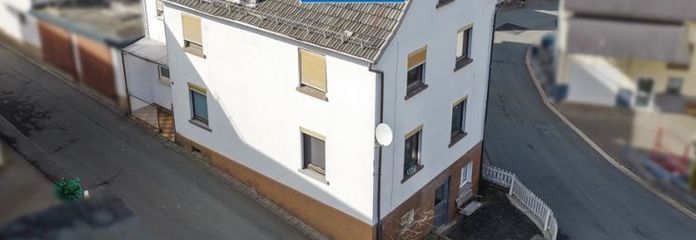 ++ KRAG Immobilien ++ Kompaktes Wohnhaus mit zwei Küchen und Entwicklungschance für Anleger ++